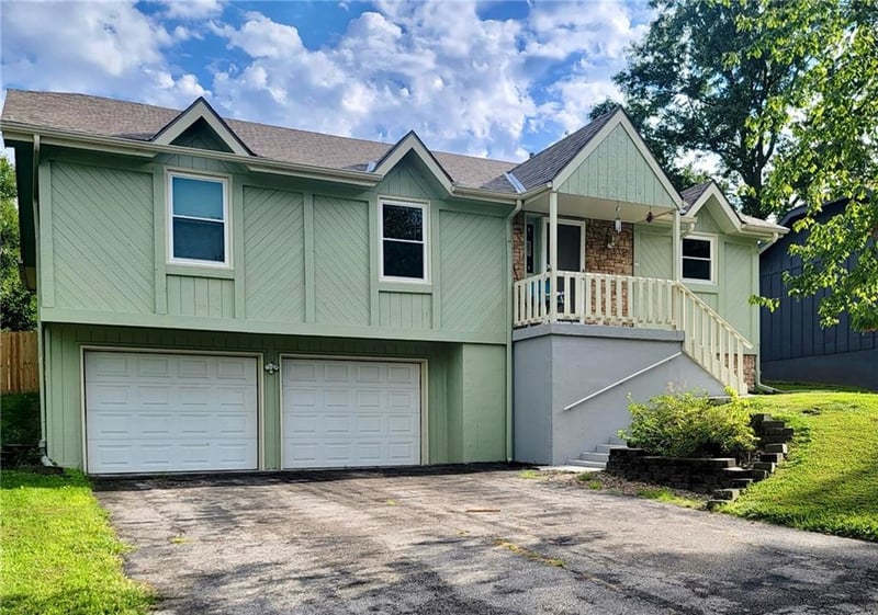 521 Karapat Dr, Kansas City, MO 64155