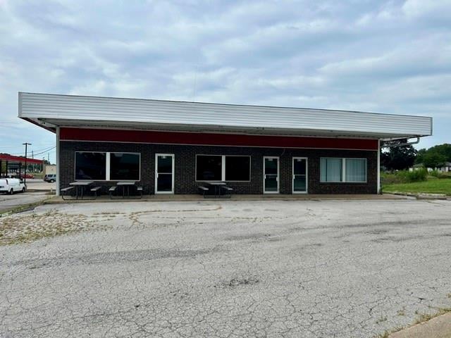 409 W Pine St, Raymore, MO 64083