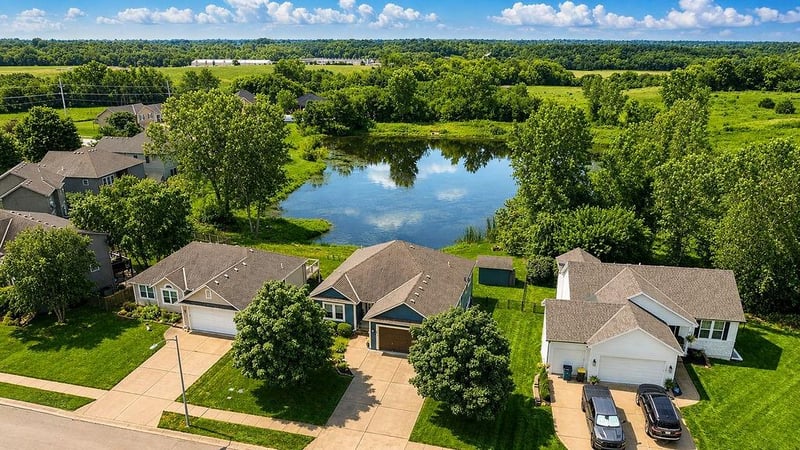 121 S 16th Ter, Louisburg, KS 66053