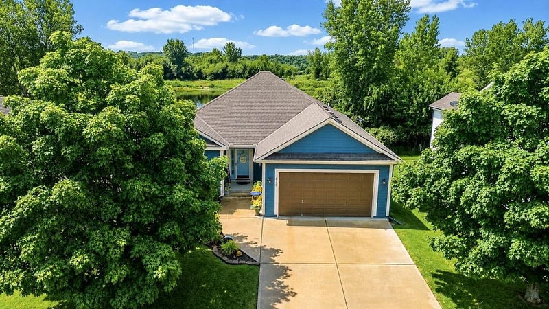 121 S 16th Ter, Louisburg, KS 66053