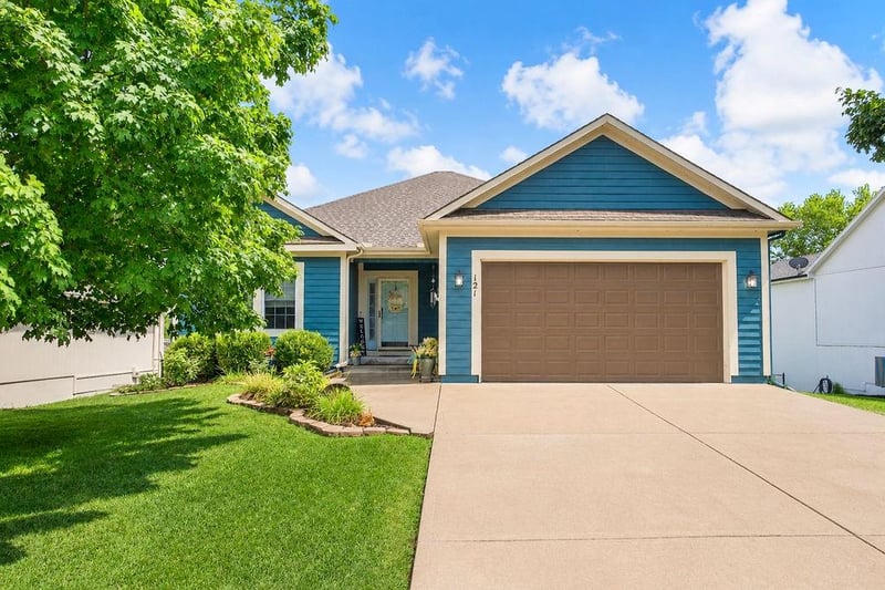 121 S 16th Ter, Louisburg, KS 66053