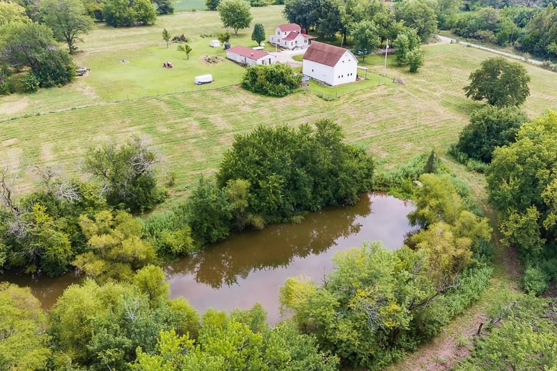 18500 Hollingsworth Rd, Tonganoxie, KS 66086