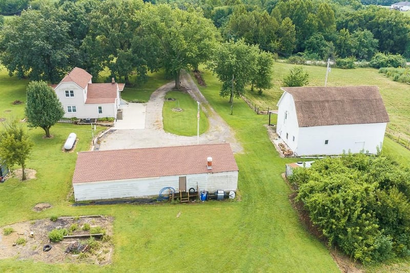 18500 Hollingsworth Rd, Tonganoxie, KS 66086