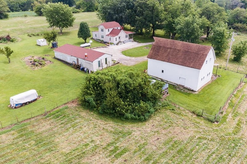 18500 Hollingsworth Rd, Tonganoxie, KS 66086