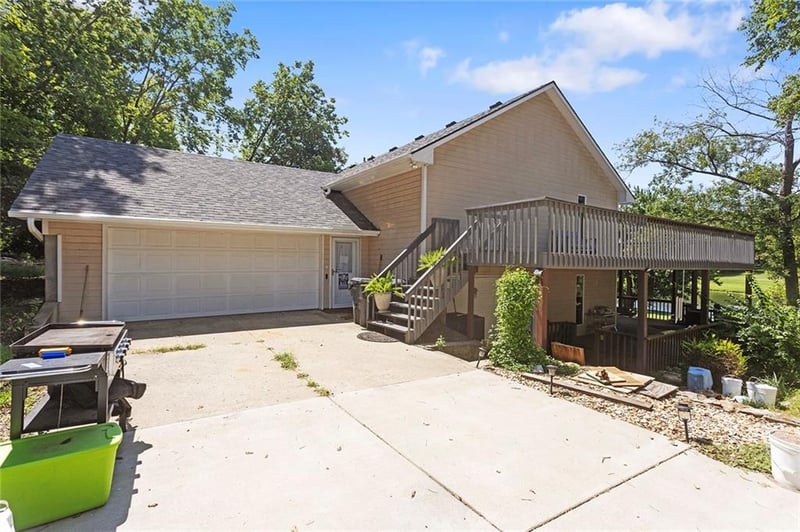 8010 Rock Creek Dr, Ozawkie, KS 66070