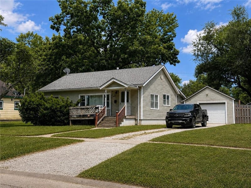 916 S Maple St, Ottawa, KS 66067