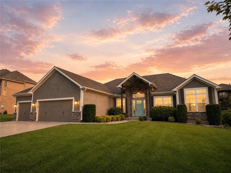 820 SE Cedrus Ln, Blue Springs, MO 64014