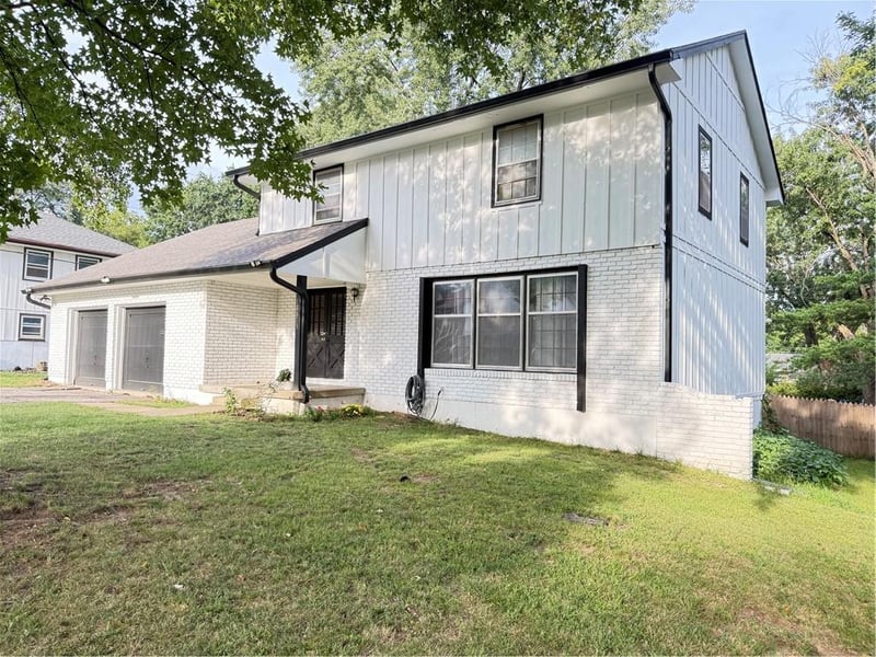 12813 Craig Ave, Grandview, MO 64030