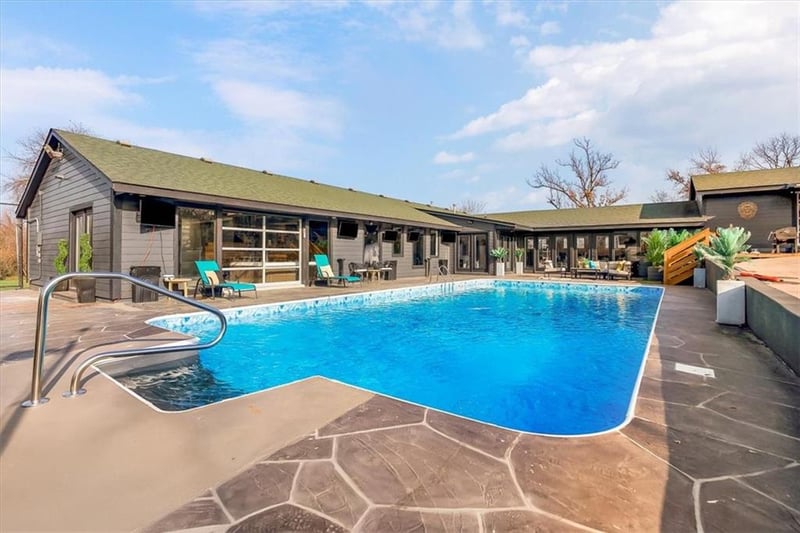 6540 James A Reed Rd, Kansas City, MO 64133