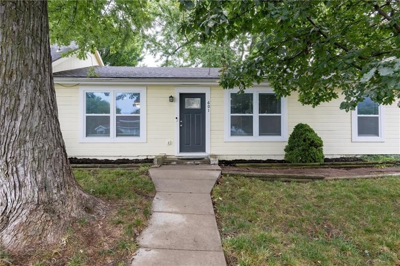 601 S Webster St, Spring Hill, KS 66083