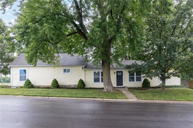 601 S Webster St, Spring Hill, KS 66083