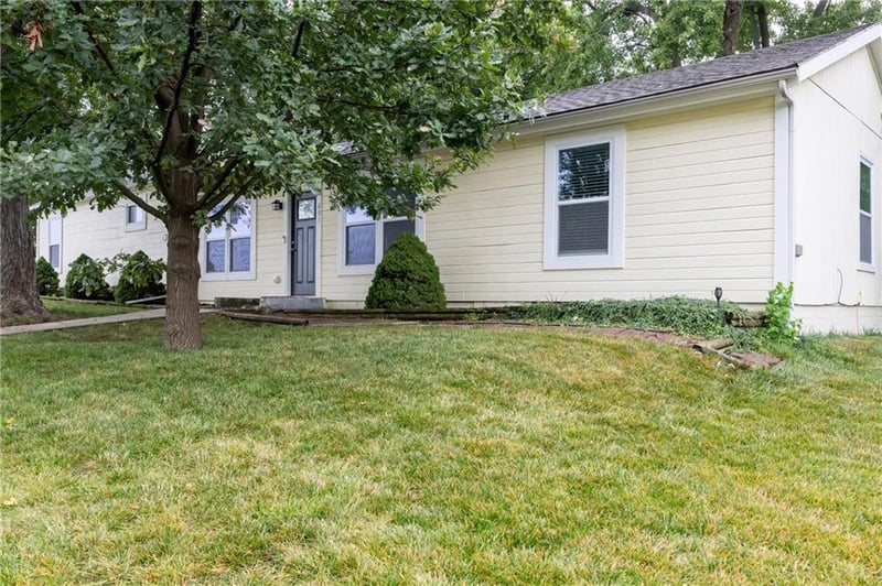 601 S Webster St, Spring Hill, KS 66083