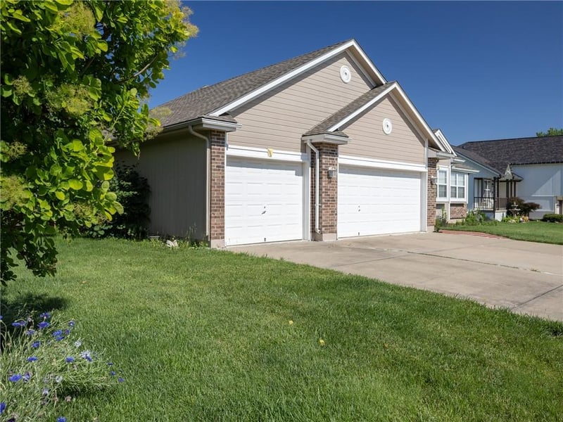 608 Lakeview Dr, Grain Valley, MO 64029