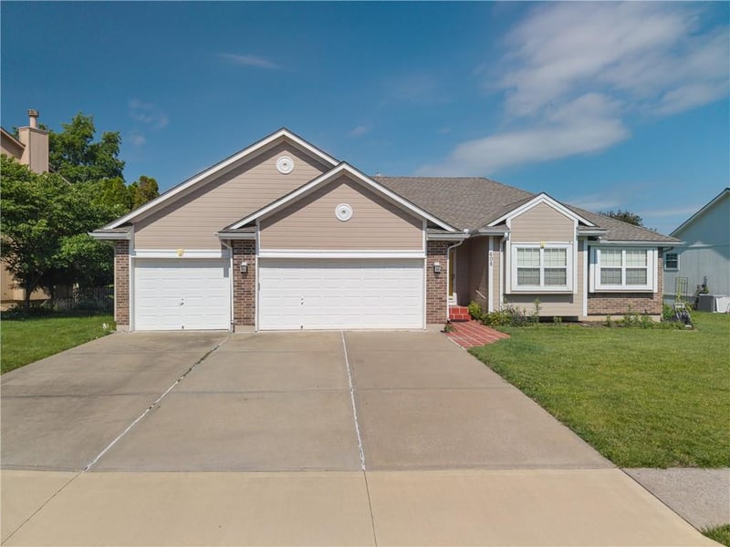 608 Lakeview Dr, Grain Valley, MO 64029