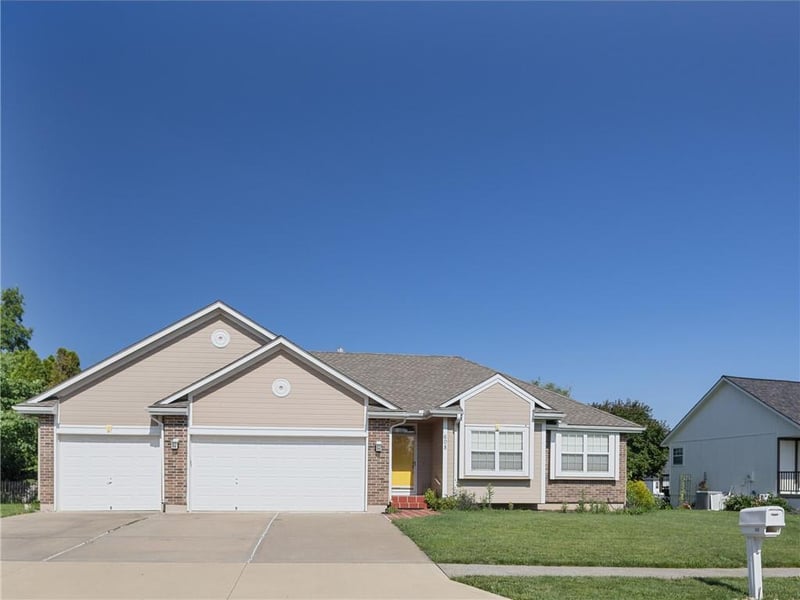 608 Lakeview Dr, Grain Valley, MO 64029
