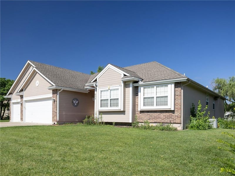608 Lakeview Dr, Grain Valley, MO 64029