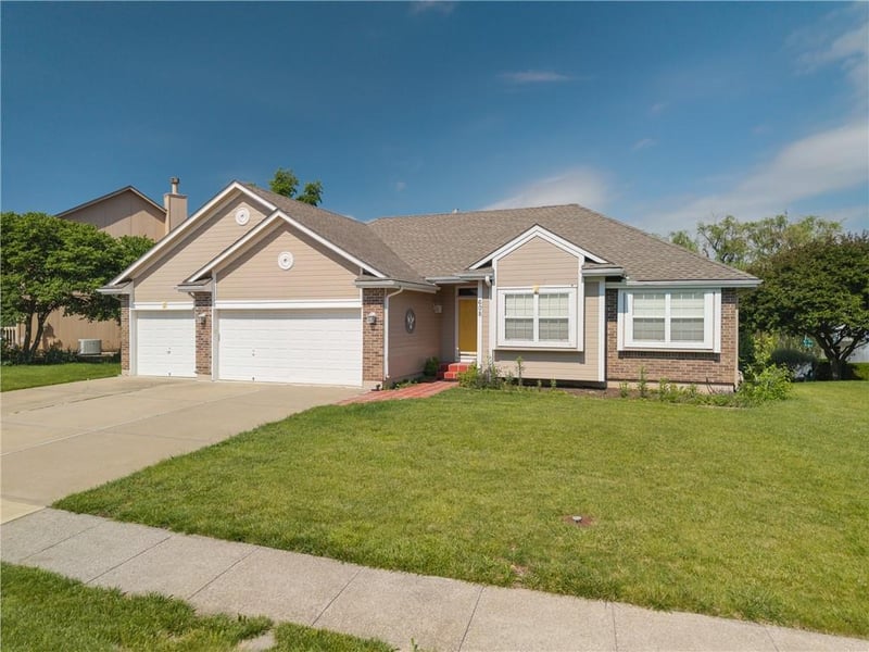 608 Lakeview Dr, Grain Valley, MO 64029