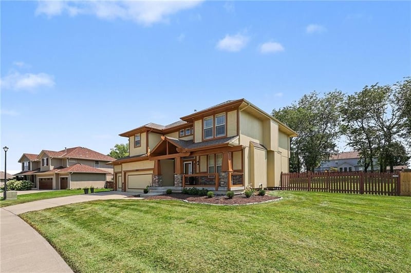 11043 Northridge Dr, Kansas City, KS 66109