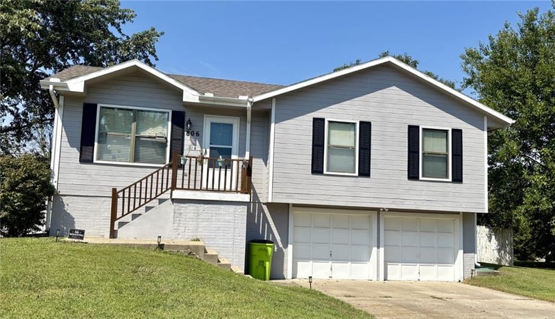 806 Covey Dr, Peculiar, MO 64078