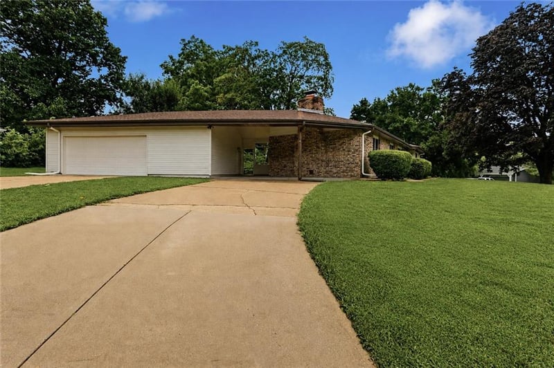 11017 E 75th St, Raytown, MO 64138