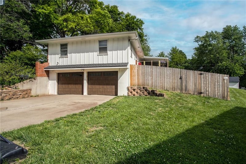 6443 Larsen Ln, Shawnee, KS 66203