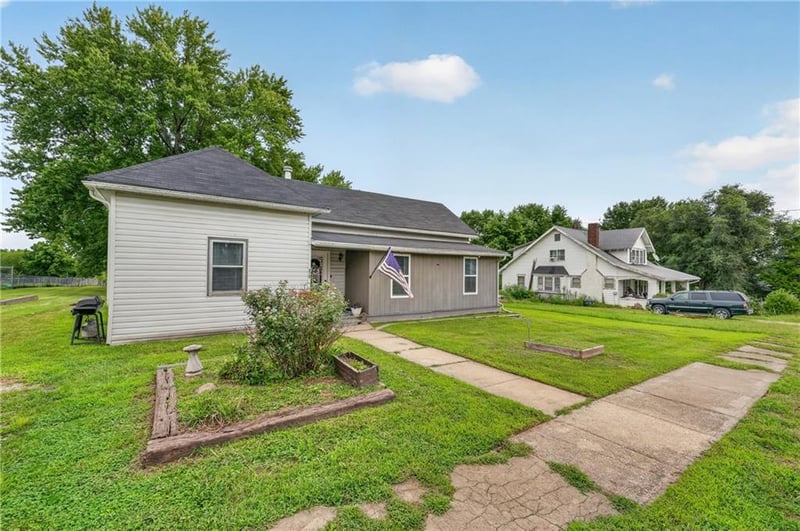 212 W 3rd St, Rayville, MO 64084