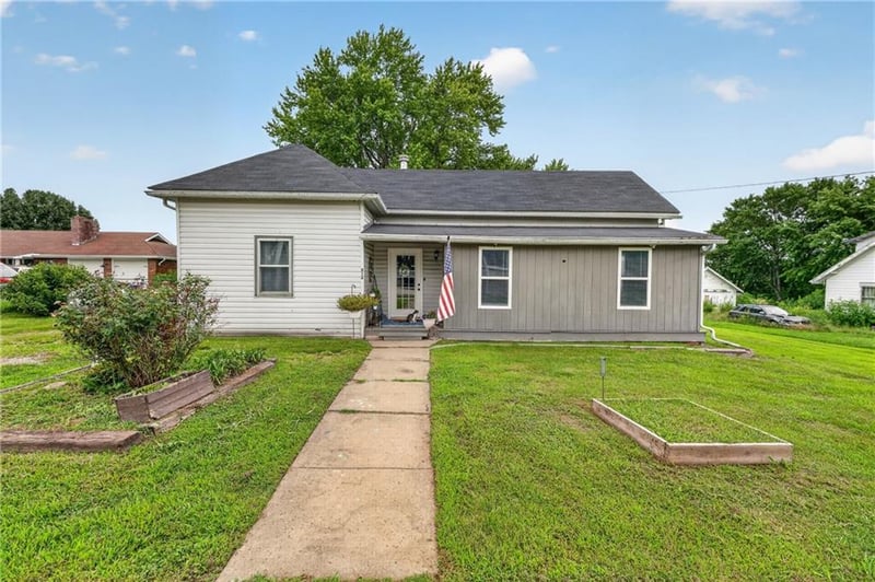 212 W 3rd St, Rayville, MO 64084