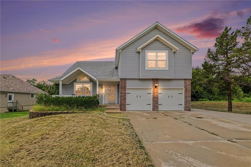226 N Sunset Ln, Raymore, MO 64083