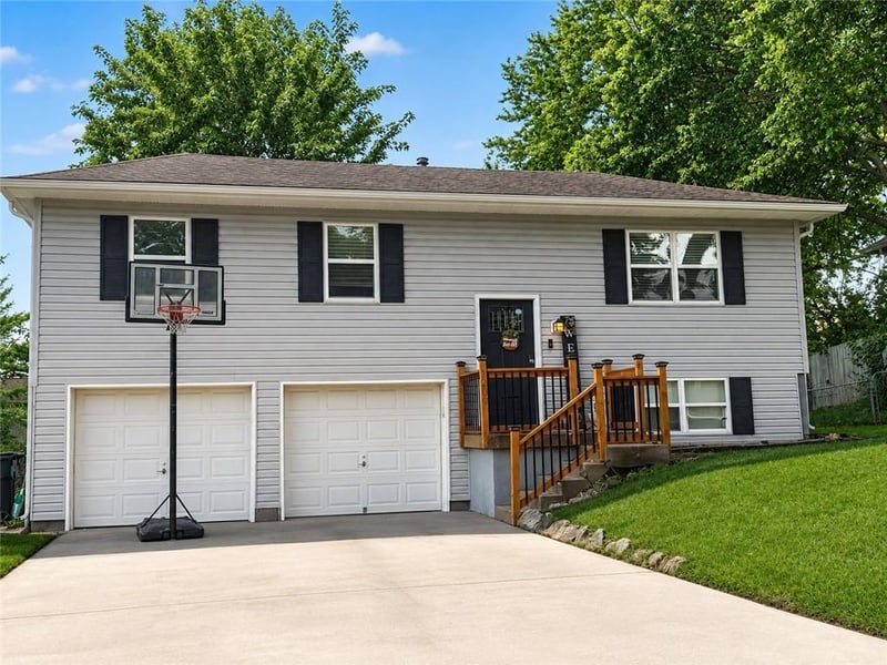 1209 NW Golfview Dr, Grain Valley, MO 64029