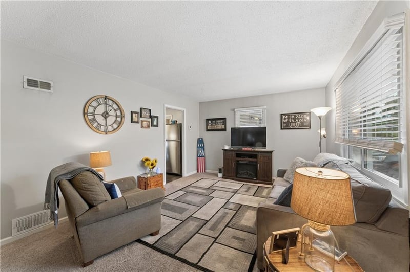 2403 59th St, Gladstone, MO 64118