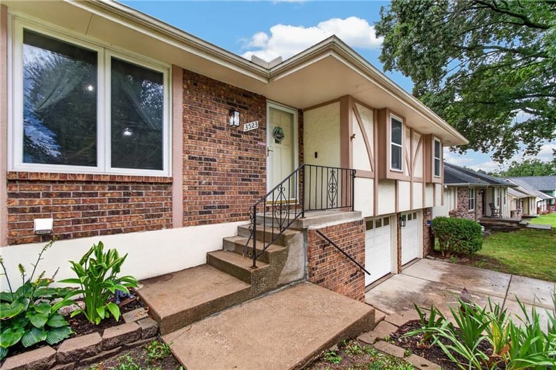3523 NE Stanton St, Lee's Summit, MO 64064