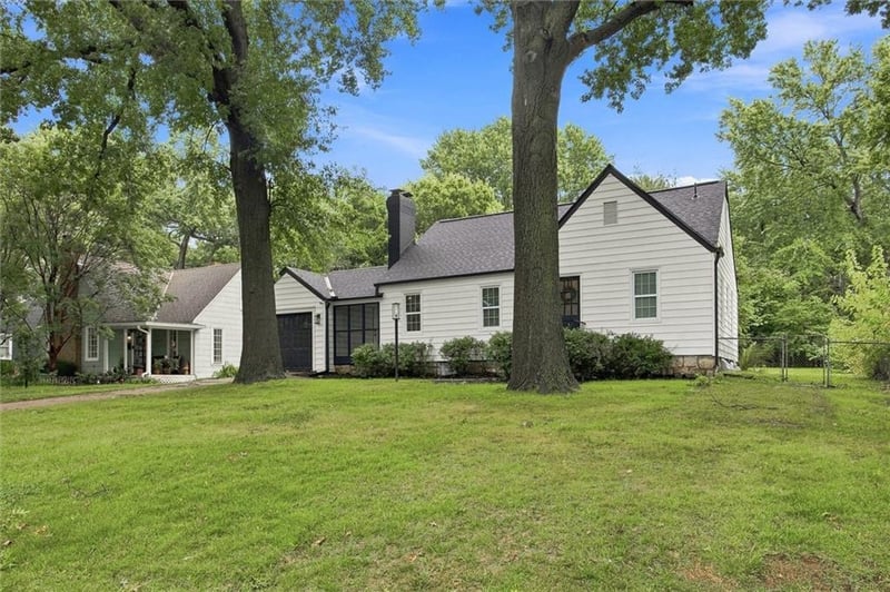 8439 Ward Parkway Pz, Kansas City, MO 64114