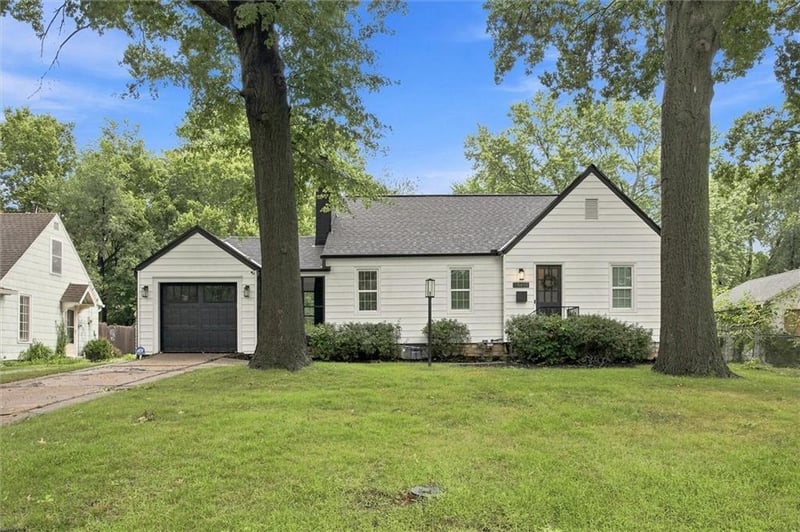 8439 Ward Parkway Pz, Kansas City, MO 64114