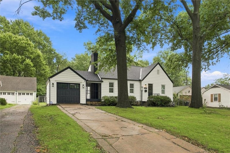 8439 Ward Parkway Pz, Kansas City, MO 64114