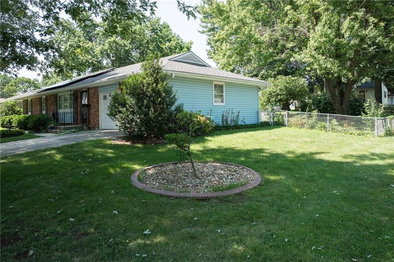 110 S Queen Ridge Dr, Independence, MO 64050