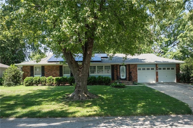 110 S Queen Ridge Dr, Independence, MO 64050