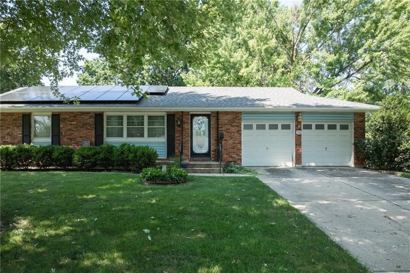 110 S Queen Ridge Dr, Independence, MO 64050
