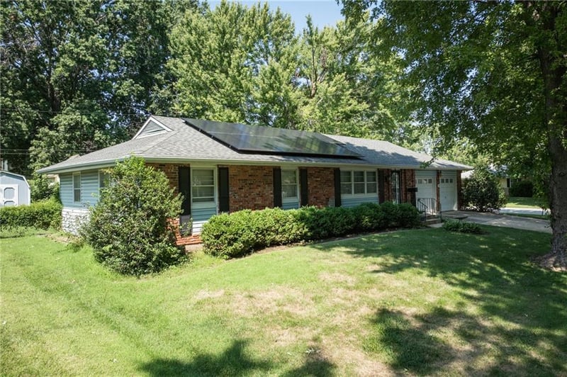 110 S Queen Ridge Dr, Independence, MO 64050