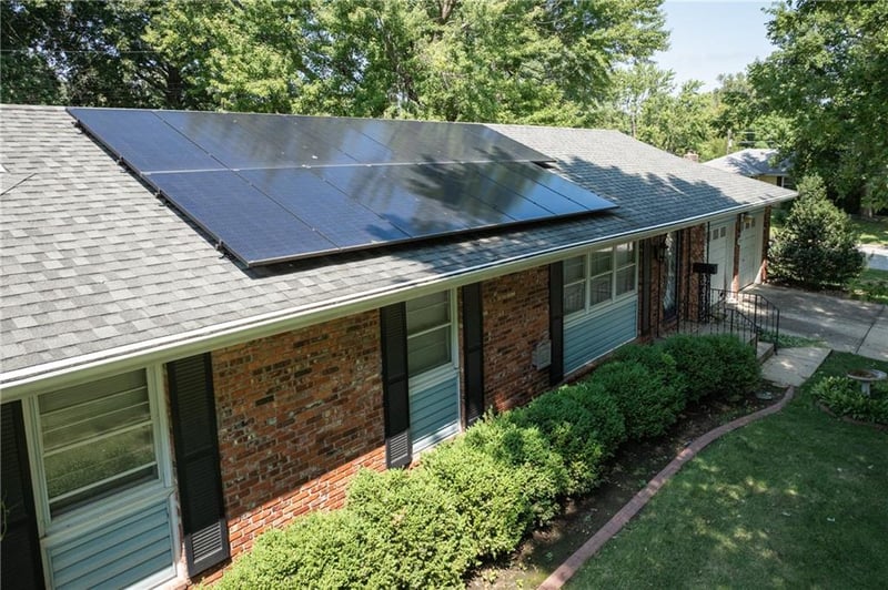 110 S Queen Ridge Dr, Independence, MO 64050