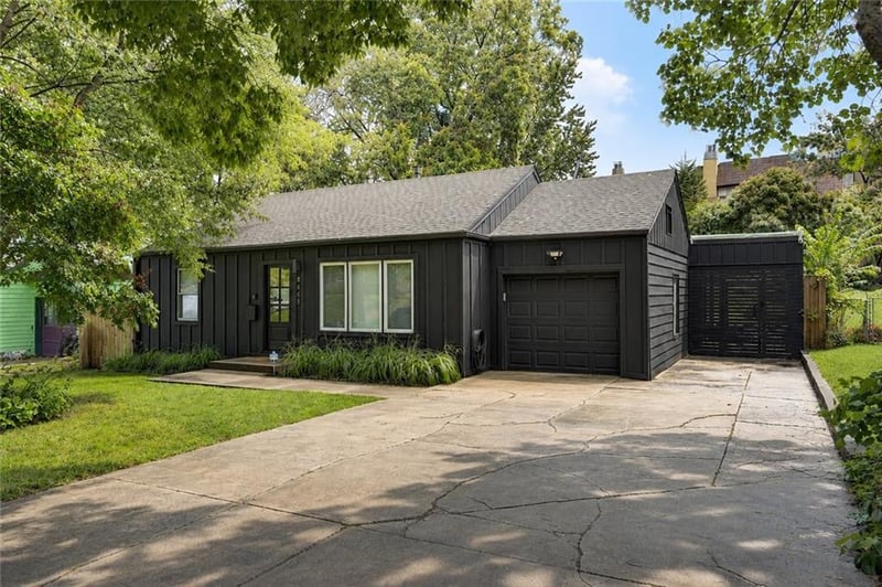 8645 Sleepy Hollow Rd, Kansas City, MO 64114