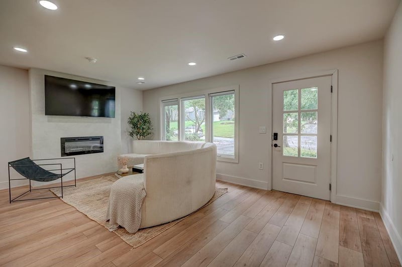 8645 Sleepy Hollow Rd, Kansas City, MO 64114