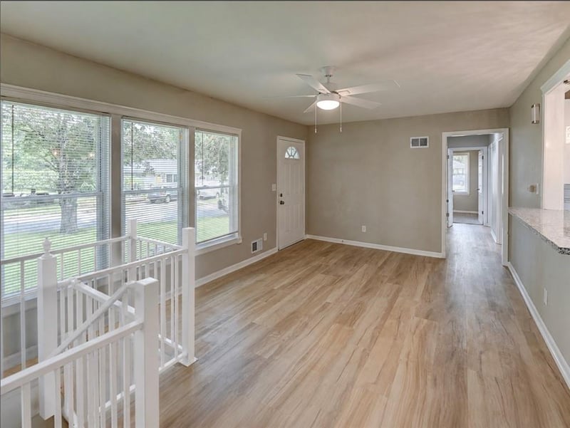 512 NW Lakeview Rd, Blue Springs, MO 64014