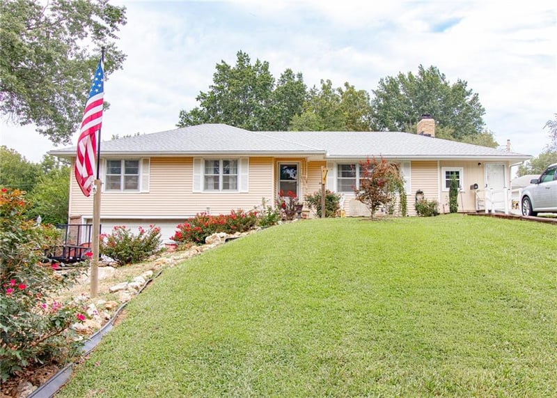 204 W 16th St, Holden, MO 64040