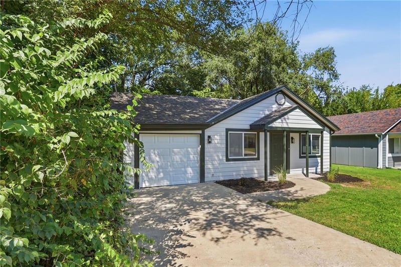 607 N Chestnut St, Olathe, KS 66061