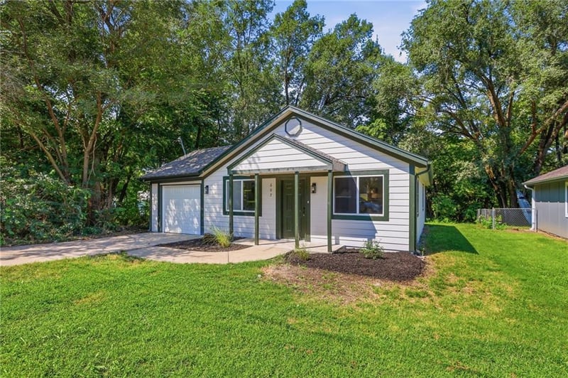 607 N Chestnut St, Olathe, KS 66061
