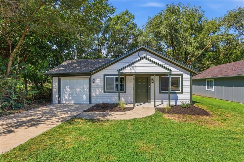607 N Chestnut St, Olathe, KS 66061