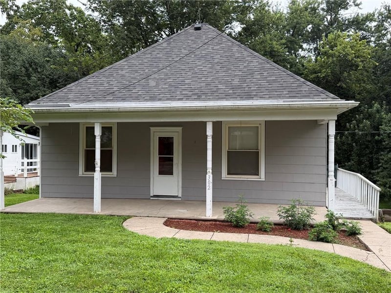 302 N Chestnut St, Forest City, MO 64451