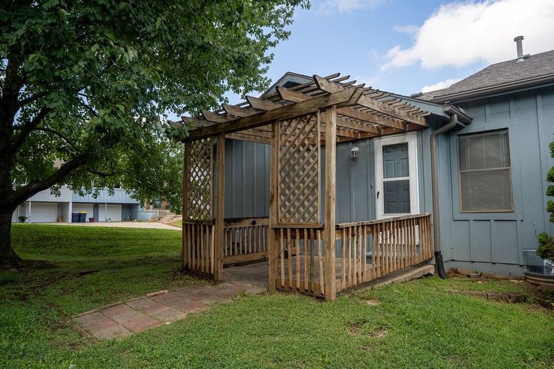8316 N Virginia Ave, Kansas City, MO 64118
