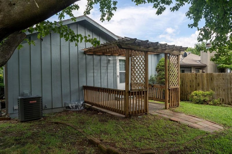 8316 N Virginia Ave, Kansas City, MO 64118
