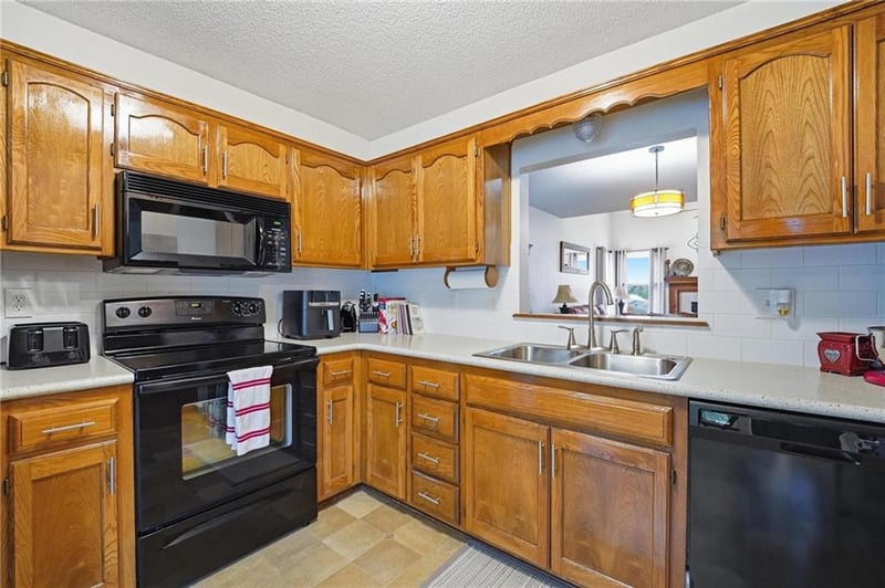 17103 E 45th St S, Independence, MO 64055